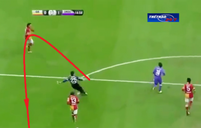 Video bóng đá: Pha 'phối hợp' đá phản lưới nhà có một không hai